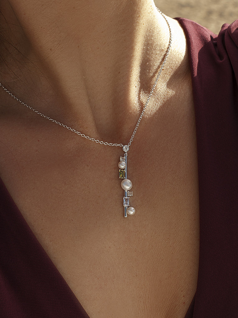 Collar de plata con colgante de perlas y piedras multicolor