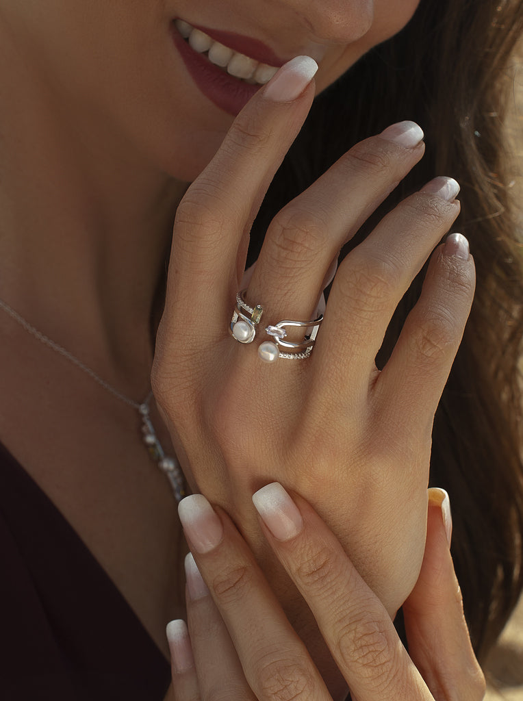 Anillo abierto de plata con perlas y piedras en tonos lila y verde oliva