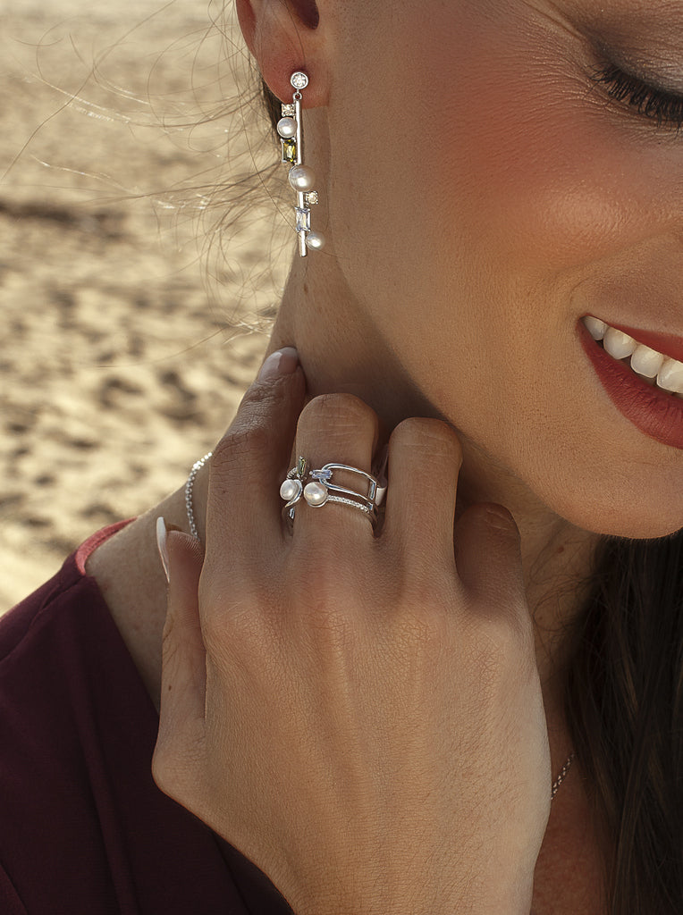 Anillo abierto de plata con perlas y piedras en tonos lila y verde oliva