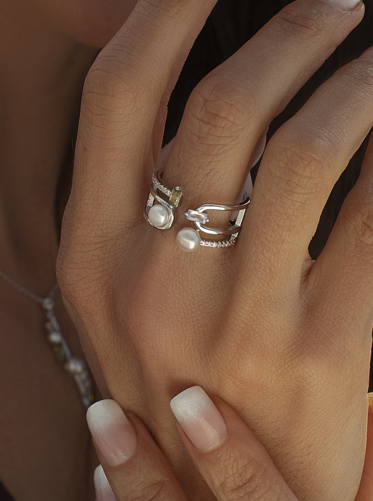 Anillo abierto de plata con perlas y piedras en tonos lila y verde oliva