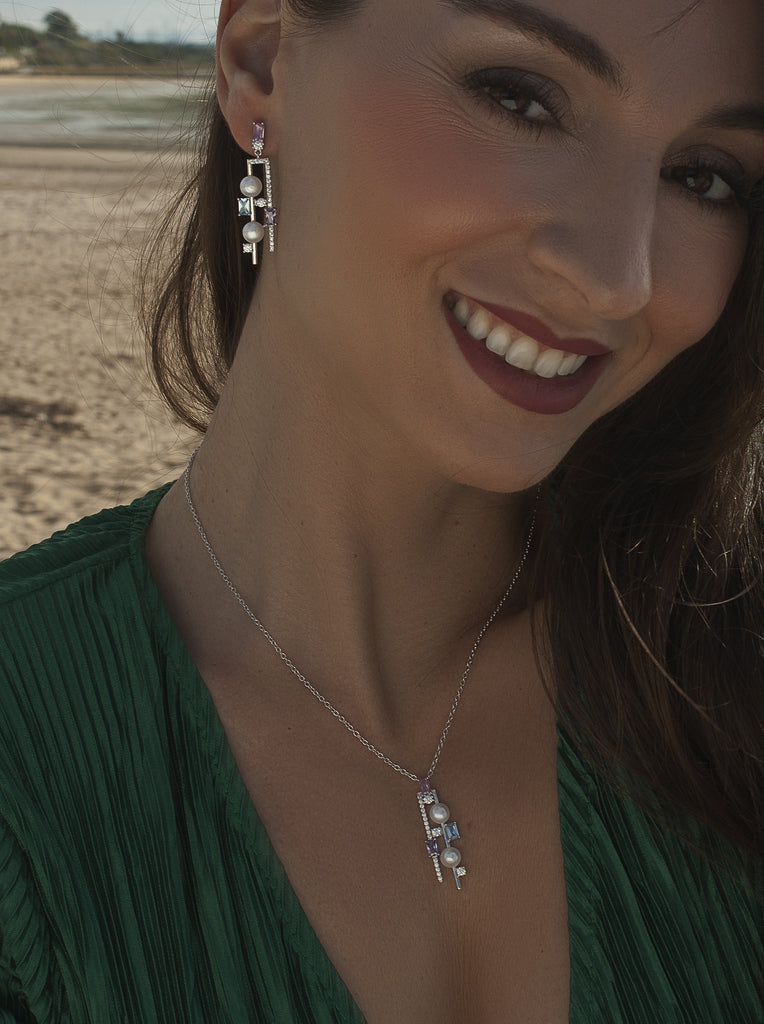 Pendientes largos de plata doble con perlas y piedras multicolor