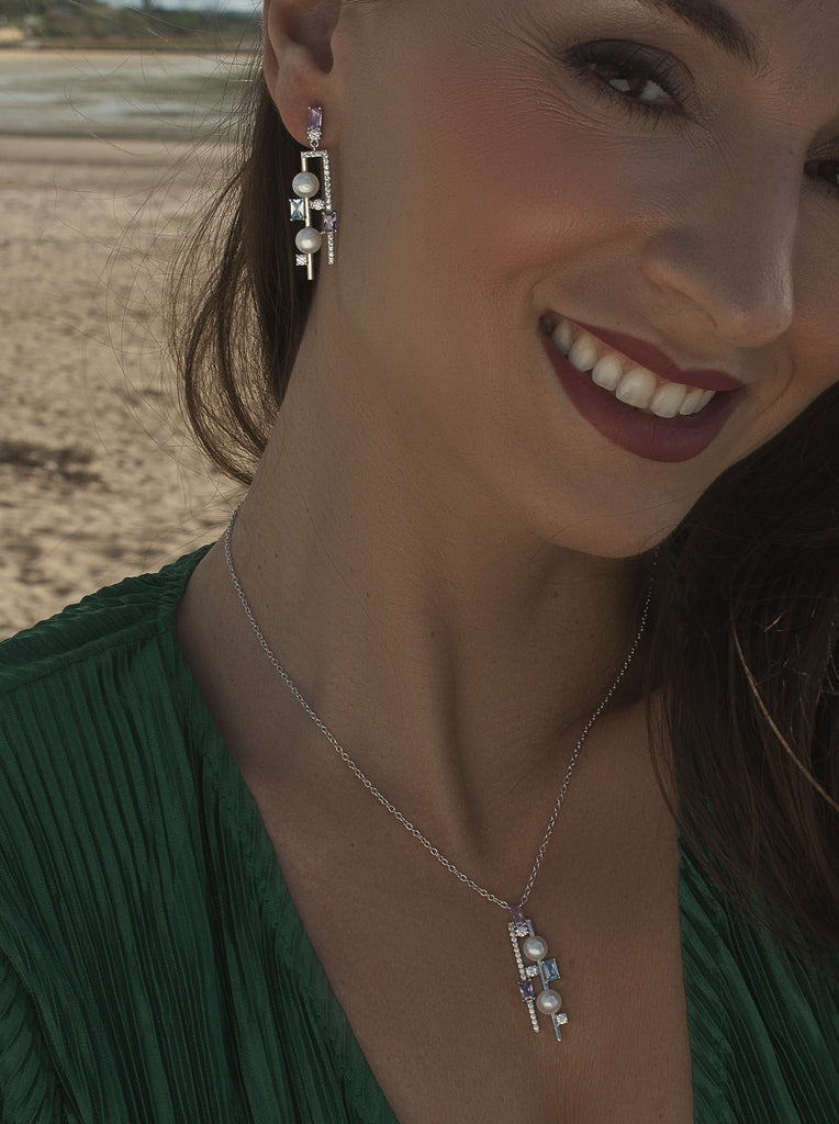 Collar colgante de plata con perlas y piedras multicolor