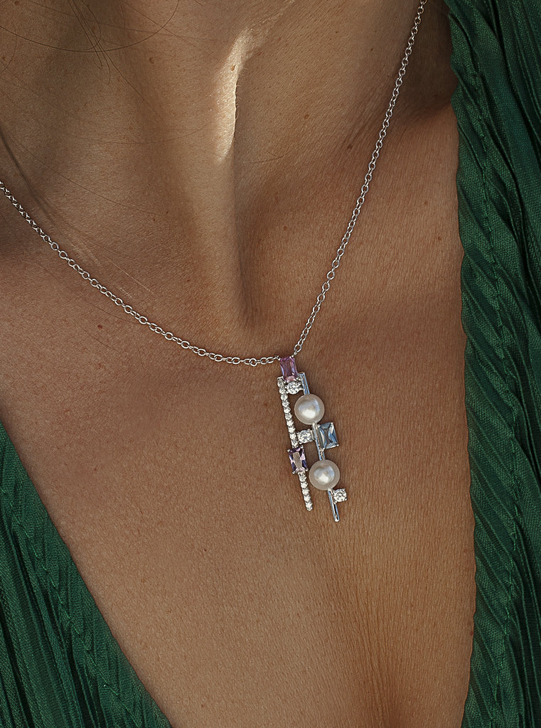 Collar colgante de plata con perlas y piedras multicolor