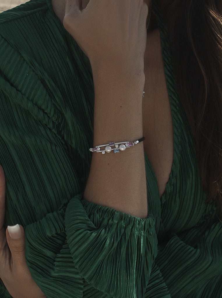 Pulsera de plata con perlas y piedras de color en cordón negro