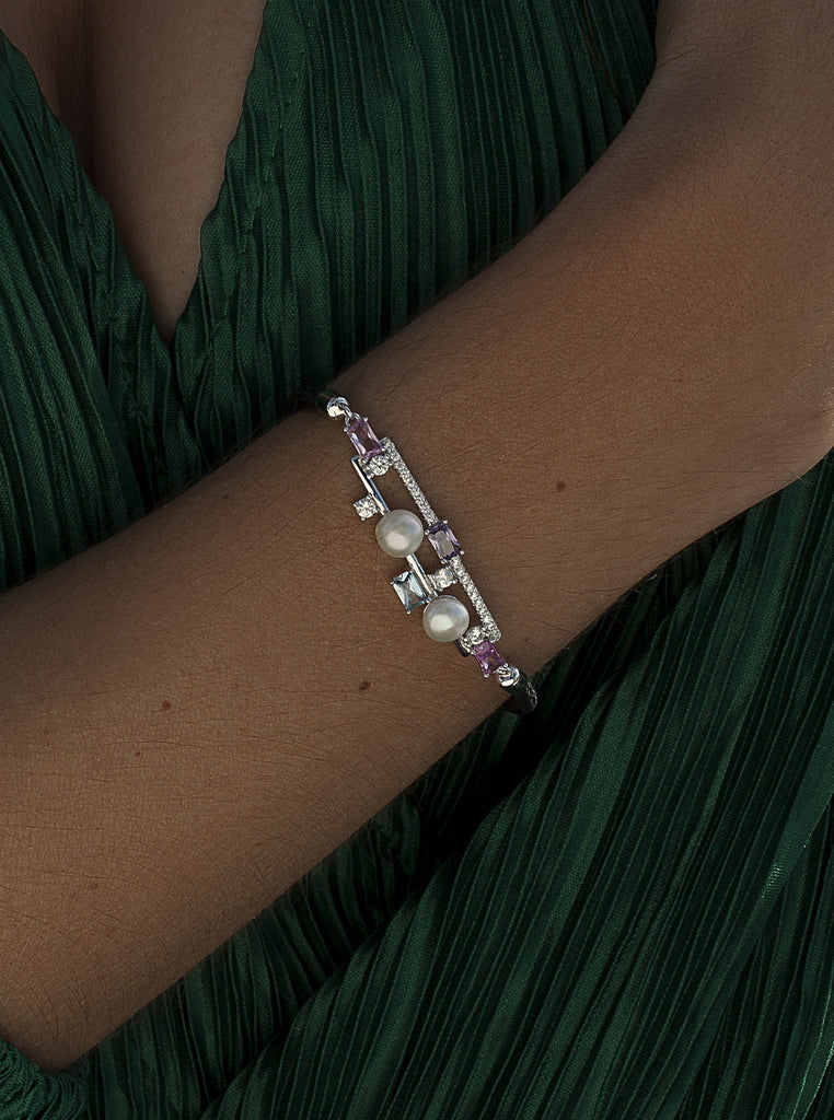 Pulsera de plata con perlas y piedras de color en cordón negro