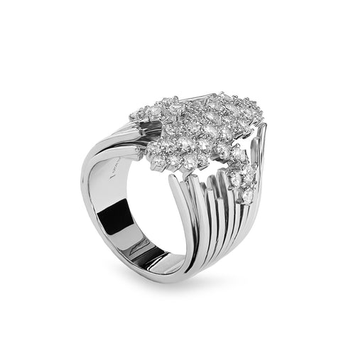 Anillo grande de diseño de plata con circonitas