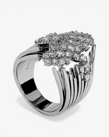 Anillo grande de diseño de plata con circonitas