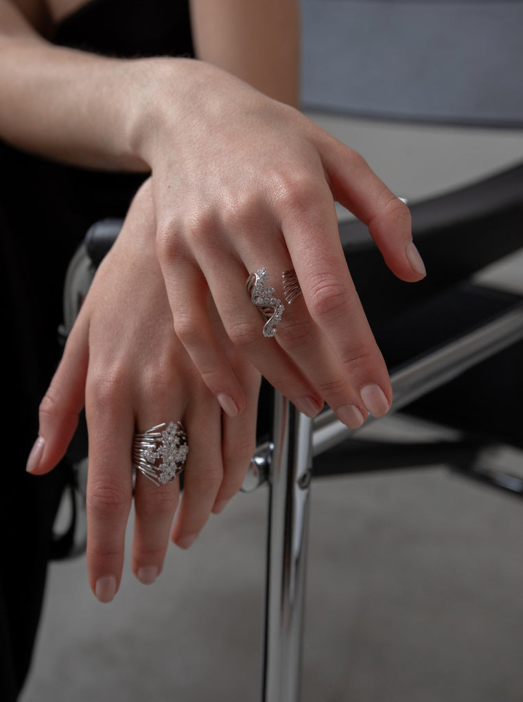 Anillo grande de diseño de plata con circonitas