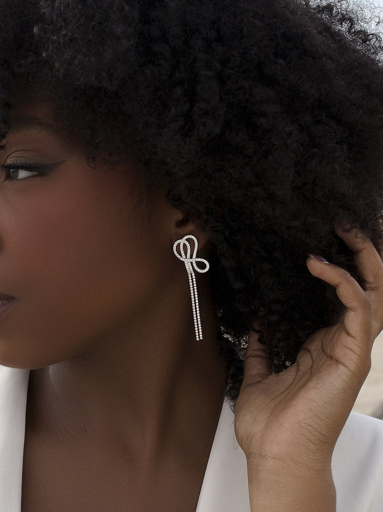 Pendiente largo lazo de plata con circonitas y flecos