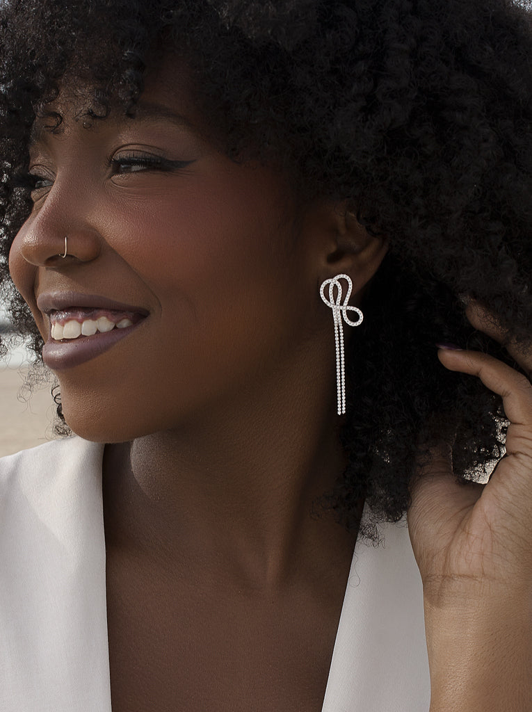 Pendiente largo lazo de plata con circonitas y flecos