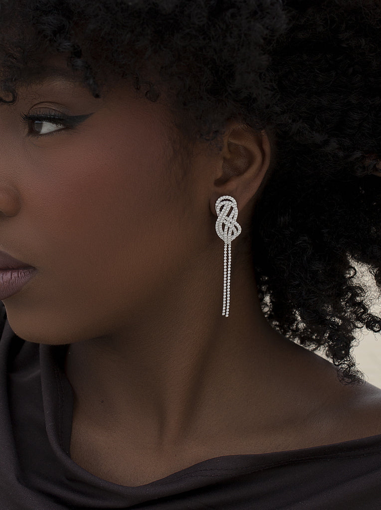 Pendiente largo nudo de plata con circonitas y flecos