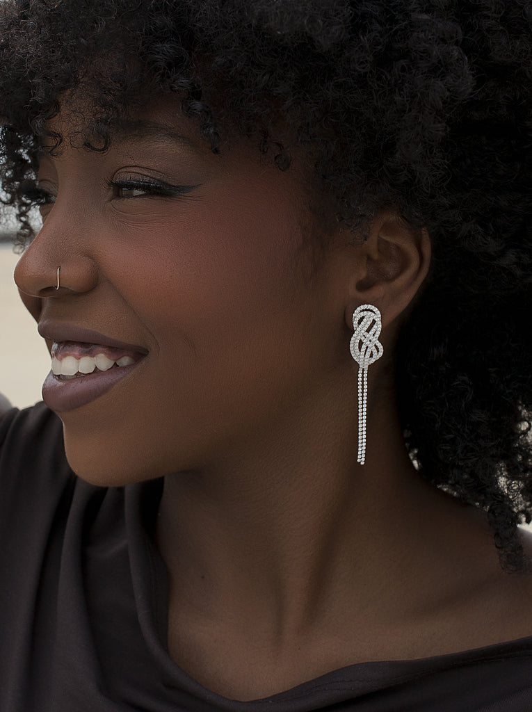 Pendiente largo nudo de plata con circonitas y flecos