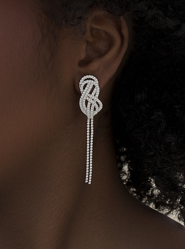 Pendiente largo nudo de plata con circonitas y flecos