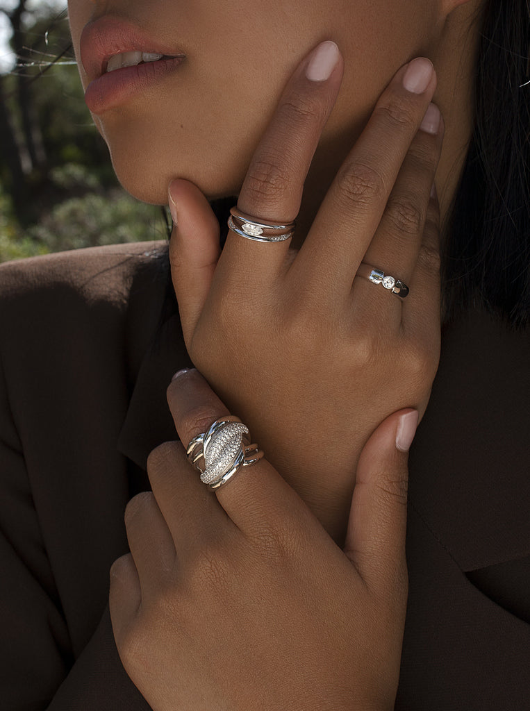 Anillo ancho cruzado de plata con circonitas