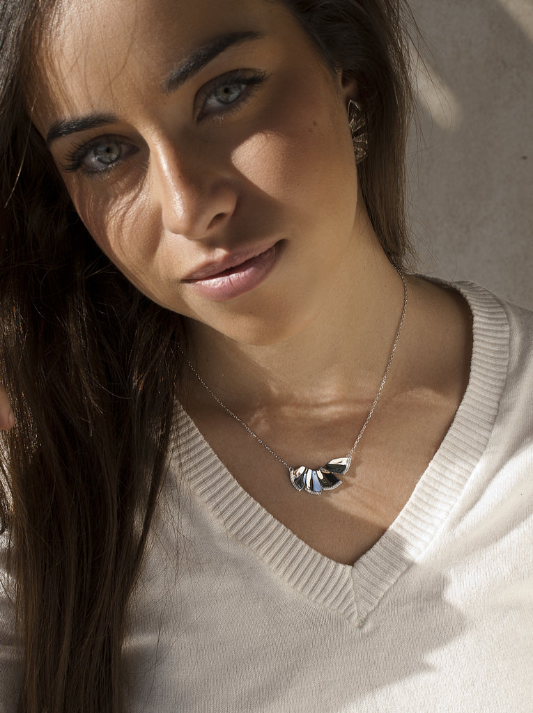 Collar de plata en forma de abanico y detalles de circonita