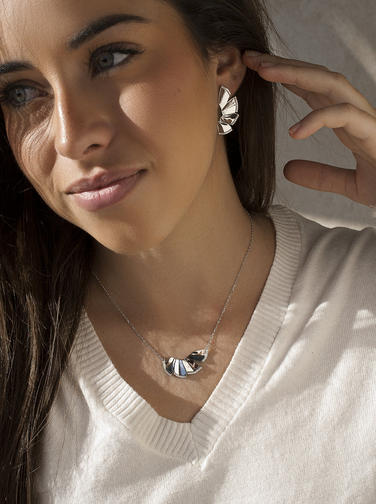 Collar de plata en forma de abanico y detalles de circonita