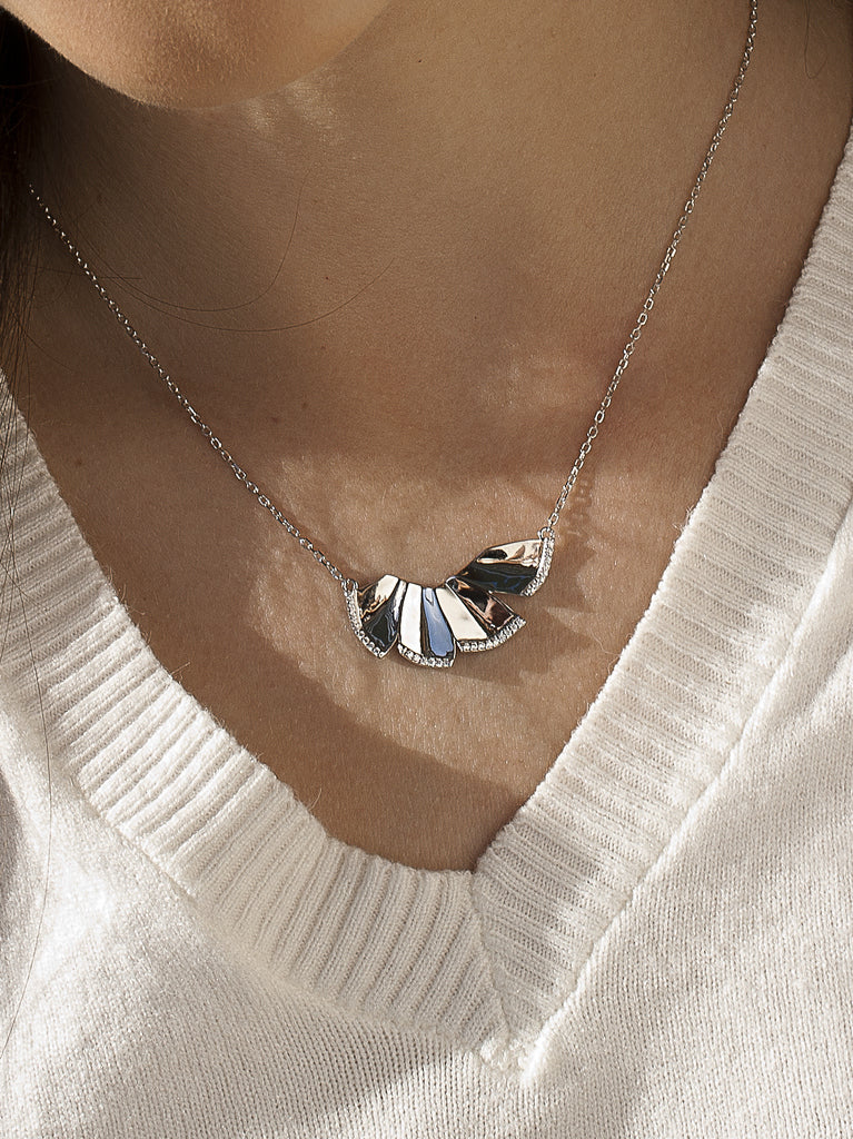 Collar de plata en forma de abanico y detalles de circonita