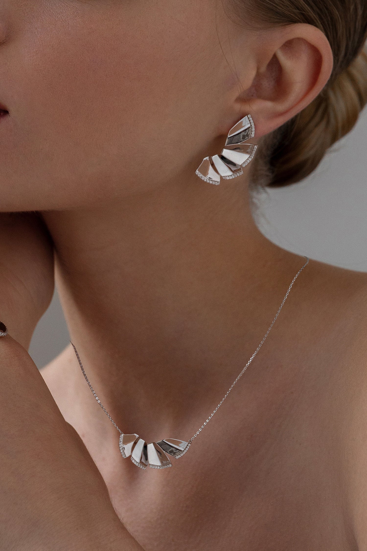 Collar de plata en forma de abanico y detalles de circonita