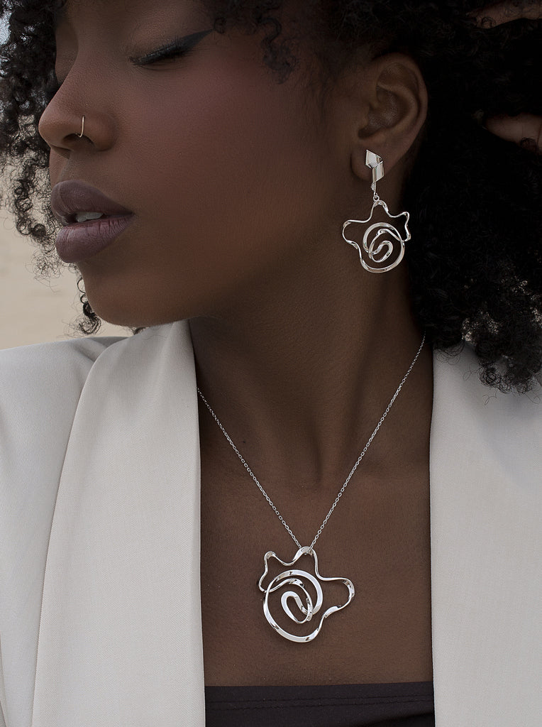 Pendeintes de diseño de plata con forma floral abstracta