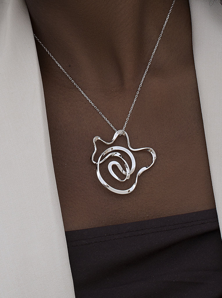 Colgante plata de diseño con forma floral abstracta