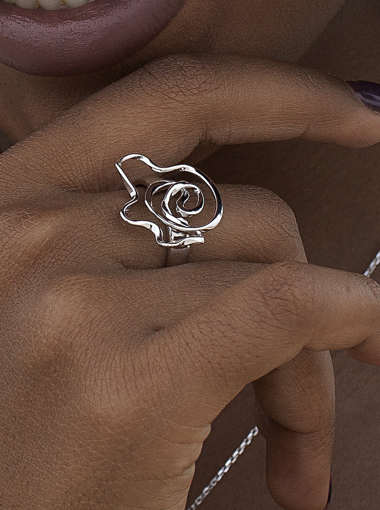 Anillos de diseño de plata con forma floral abstracta