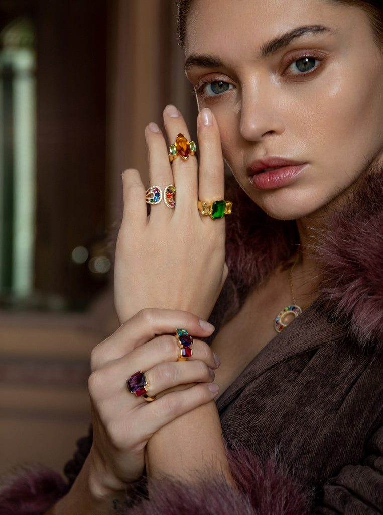 Anillo de plata bañado en oro con piedras turquesa violeta y fucsia