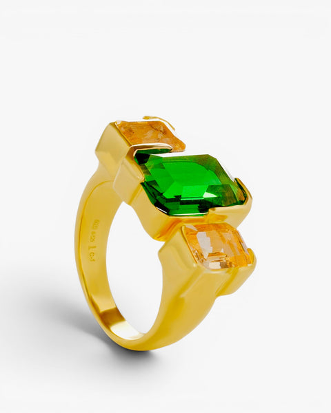 Anillo de plata bañado en oro con piedras verde esmeralda y champagne