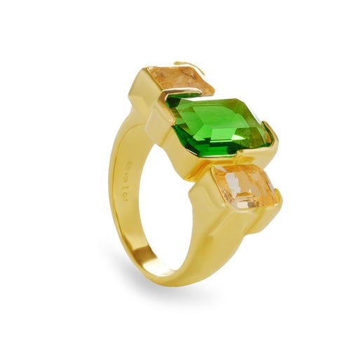 Anillo de plata bañado en oro con piedras verde esmeralda y champagne