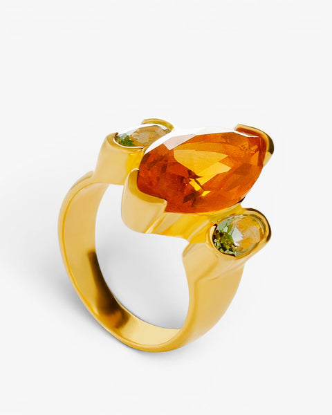 Anillo de plata bañado en oro con piedra naranja ámbar y detalles verdes