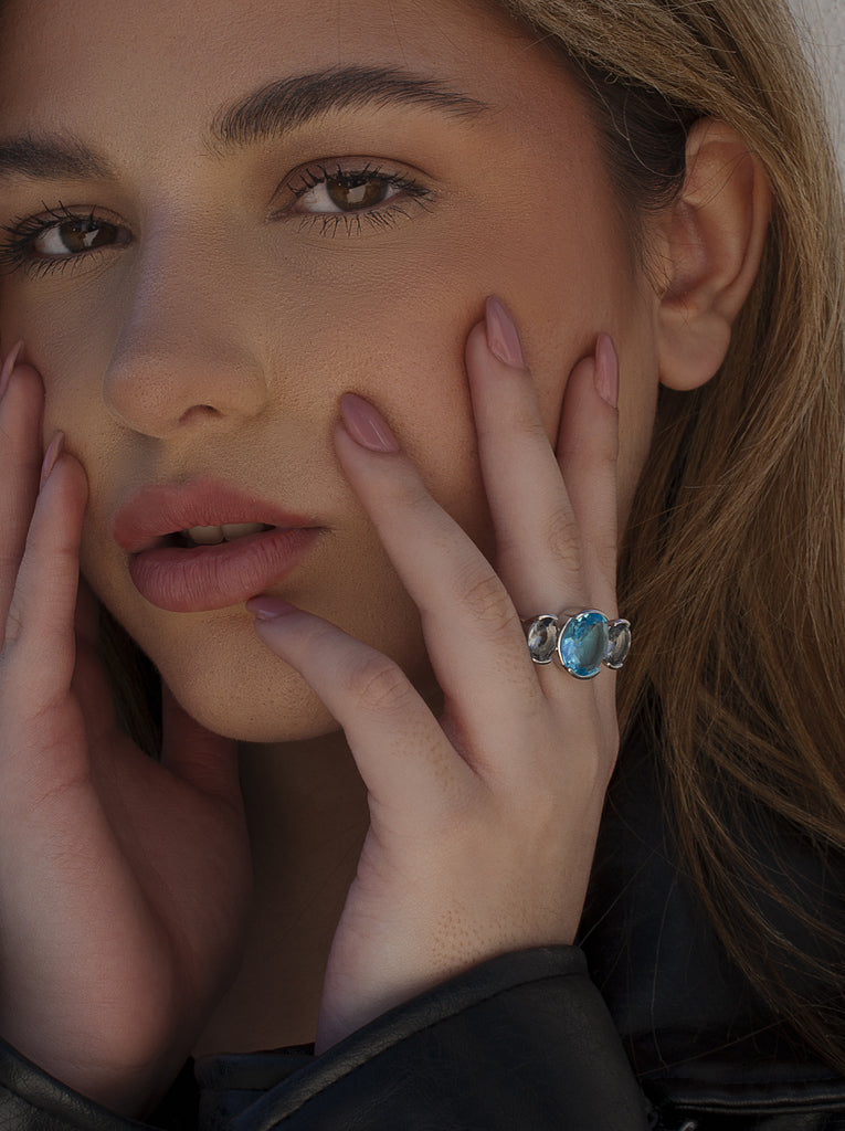 Anillo de plata con piedra aguamarina y detalles gris humo