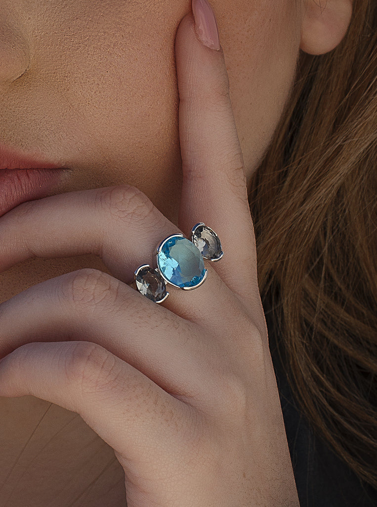 Anillo de plata con piedra aguamarina y detalles gris humo
