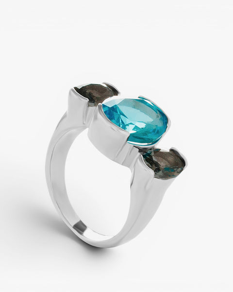 Anillo de plata con piedra aguamarina y detalles gris humo