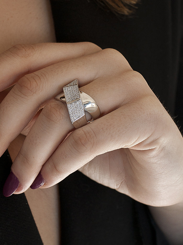 Anillo ancho de plata 925 con doble placa de circonitas