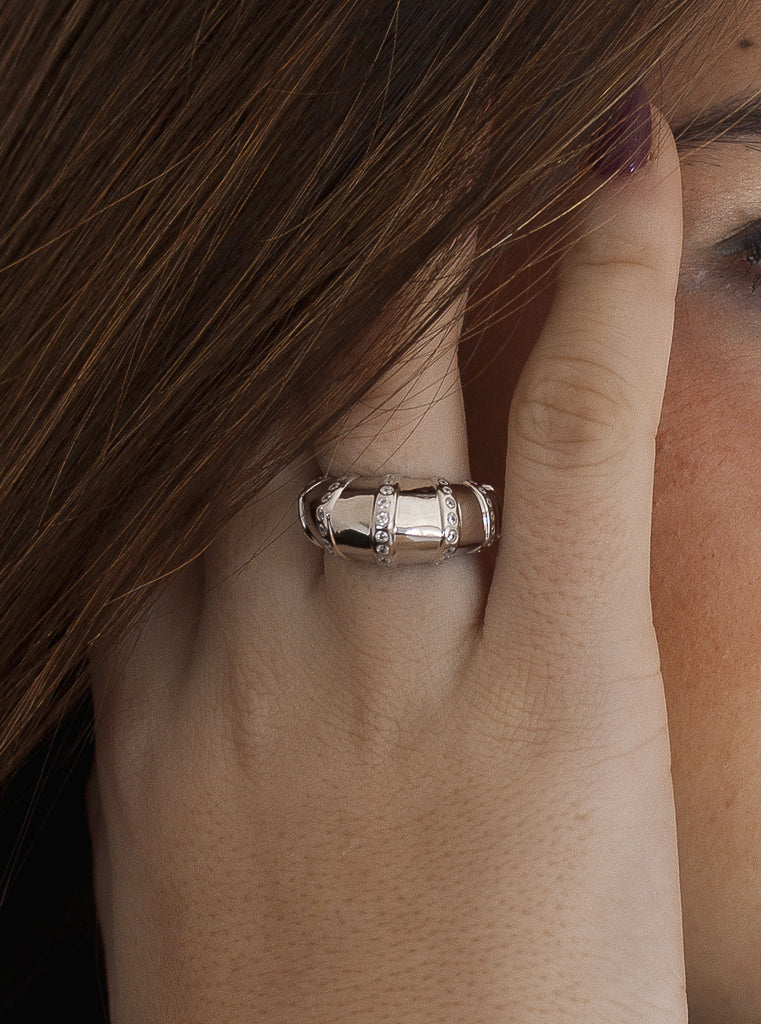 Anillo de plata 925 con diseño segmentado y circonitas