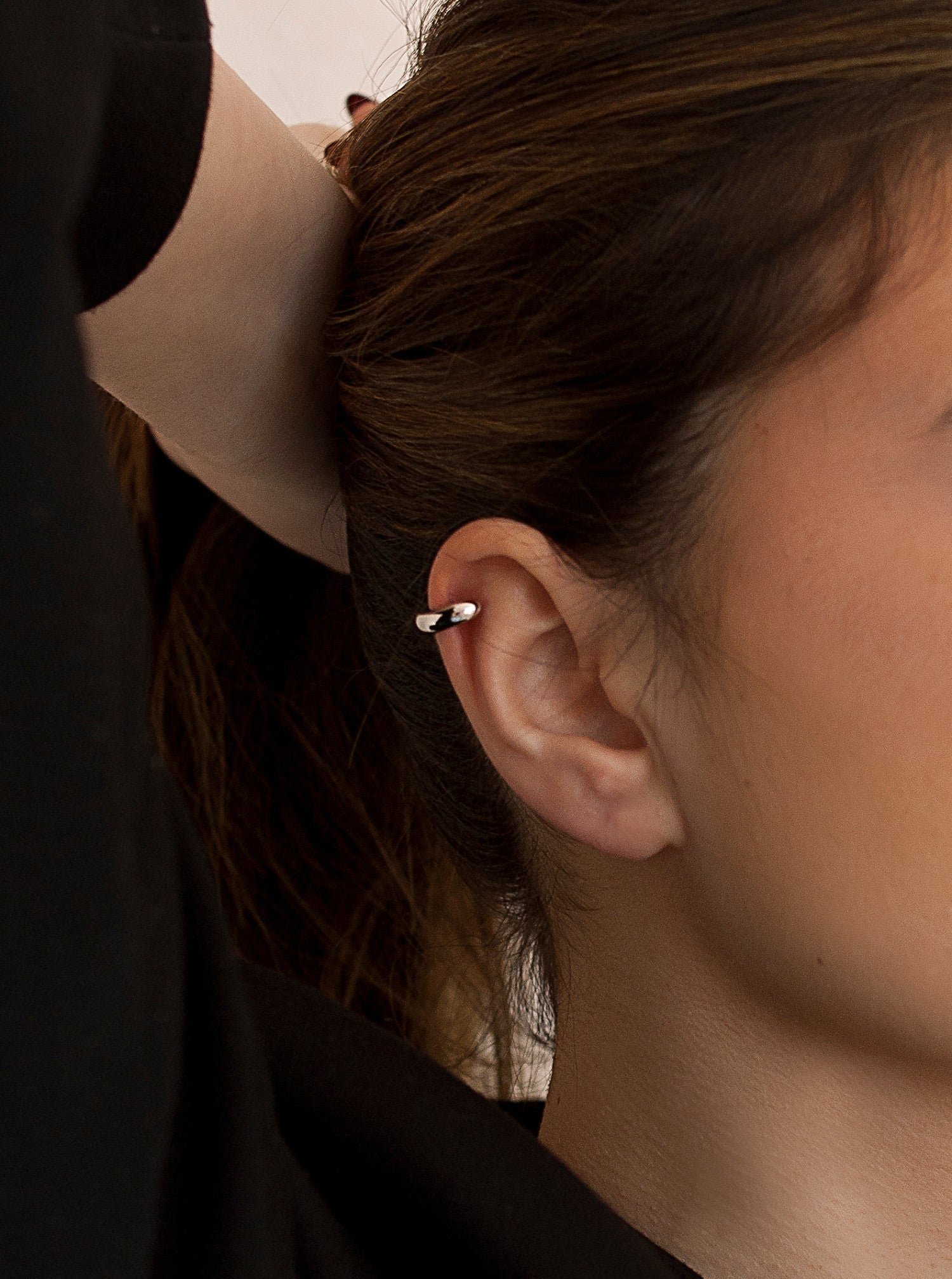 Pendiente ear cuff de plata diseño minimalista medida mediana