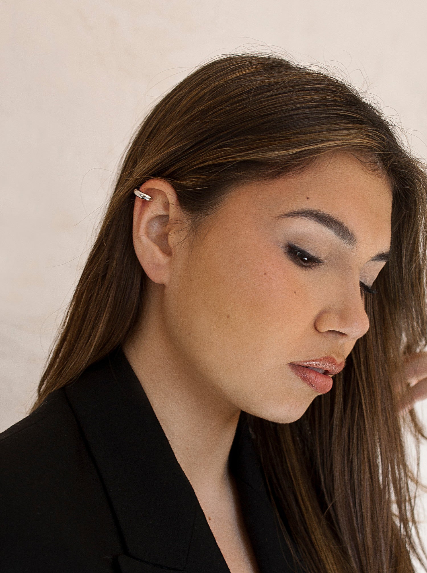 Pendiente ear cuff de plata diseño minimalista medida mediana