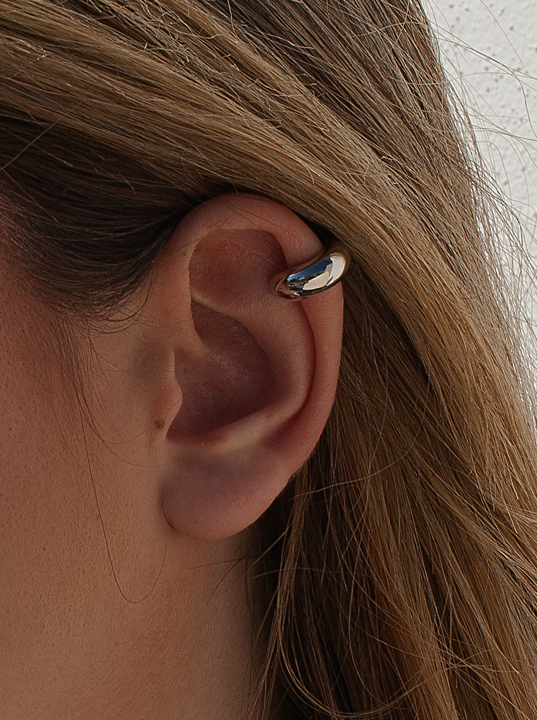 Pendiente ear cuff de plata diseño minimalista medida mediana