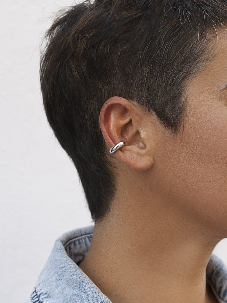 Petit pendentif manchette d'oreille en argent au design minimaliste