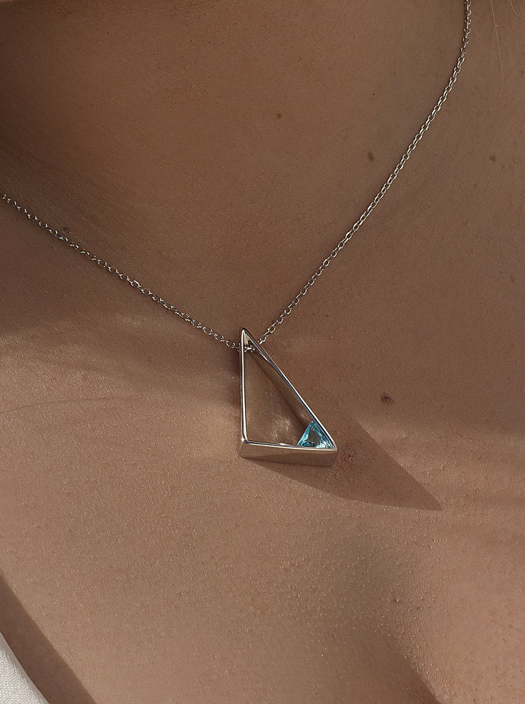 Collar geométrico triangular de plata con piedra azul