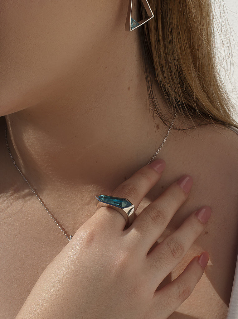 Anillo geométrico triangular de plata con piedra azul