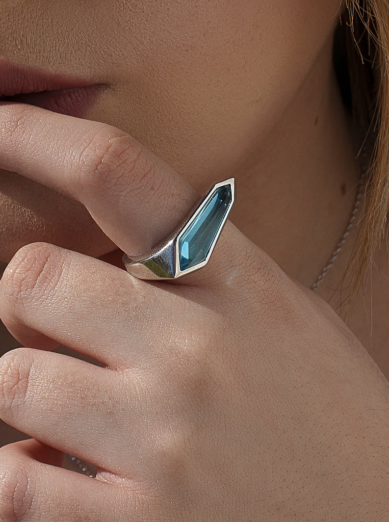 Anillo geométrico triangular de plata con piedra azul