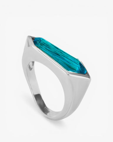 Anillo geométrico triangular de plata con piedra azul