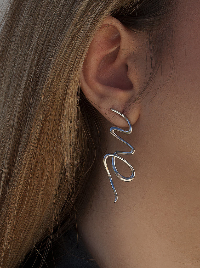 Pendientes de diseño de plata con silueta ondulada