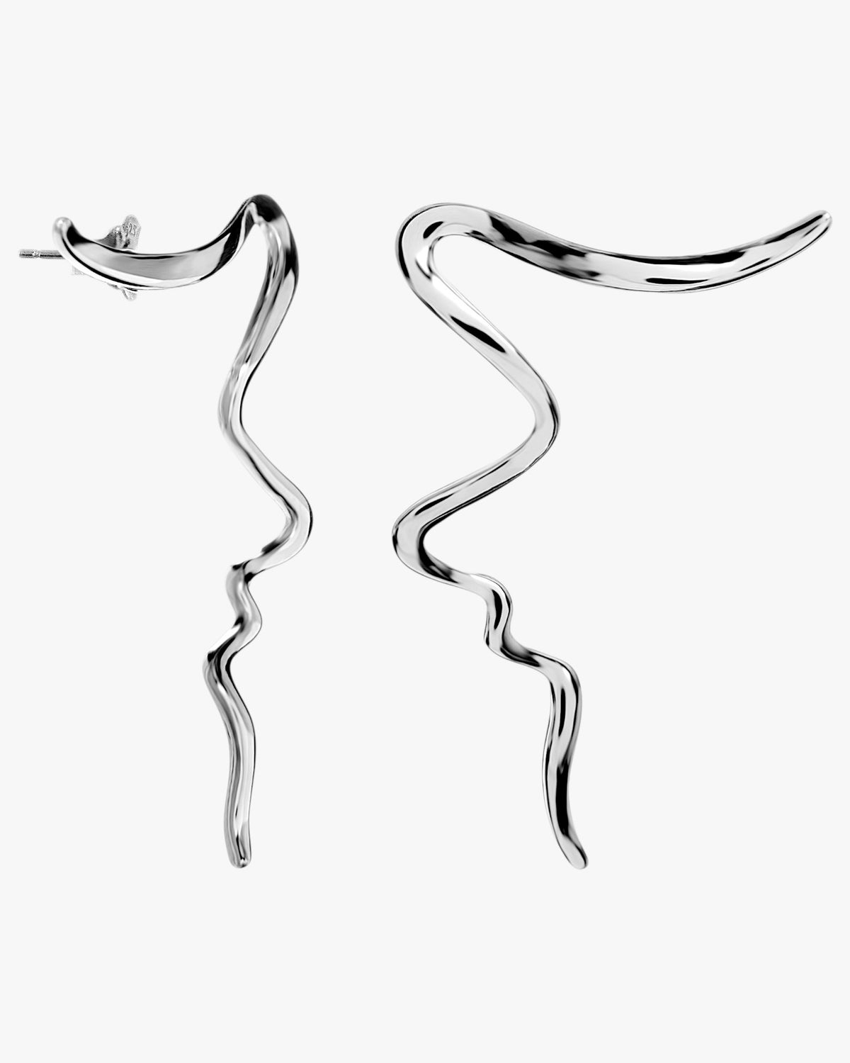 Pendientes de diseño de plata con líneas escultóricas