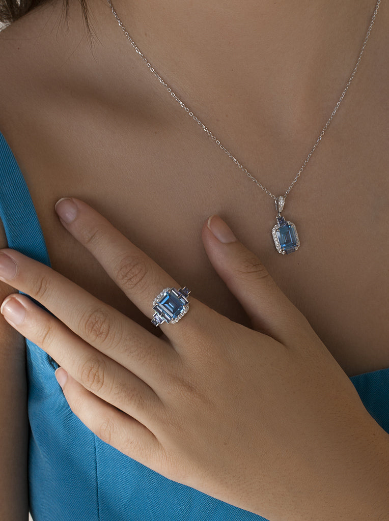 Colgante de plata con piedra azul y circonitas blancas