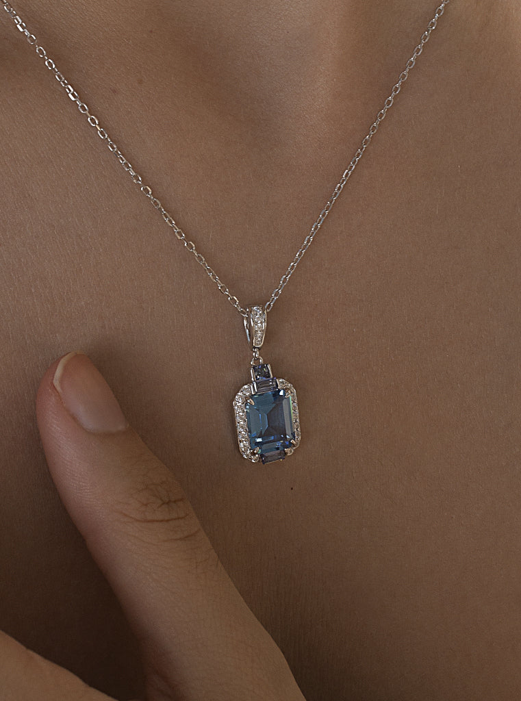 Colgante de plata con piedra azul y circonitas blancas