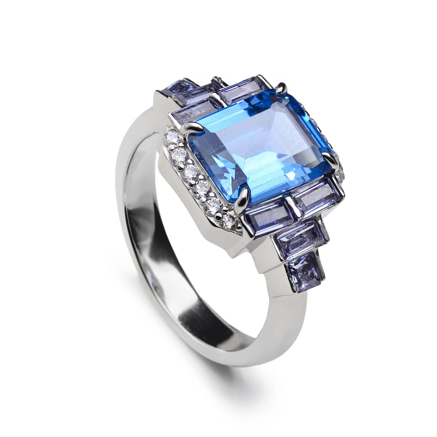 Anillo de plata con piedra azul rectangular y detalles lila
