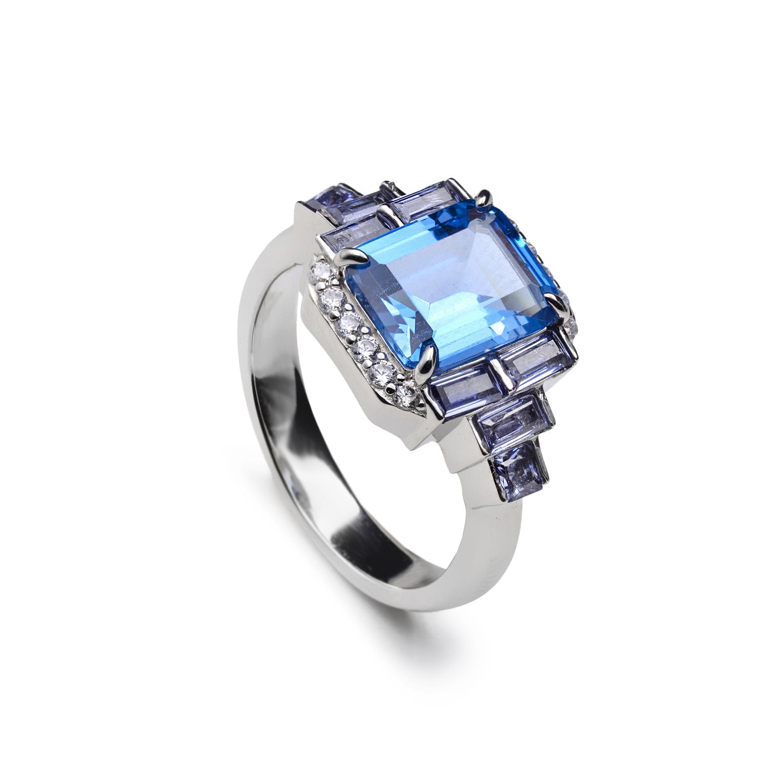 Anillo de plata con piedra azul rectangular y detalles lila
