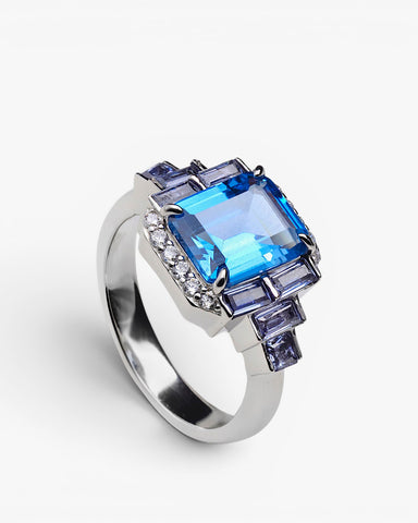 Bague en argent avec pierre bleue rectangulaire et détails lilas