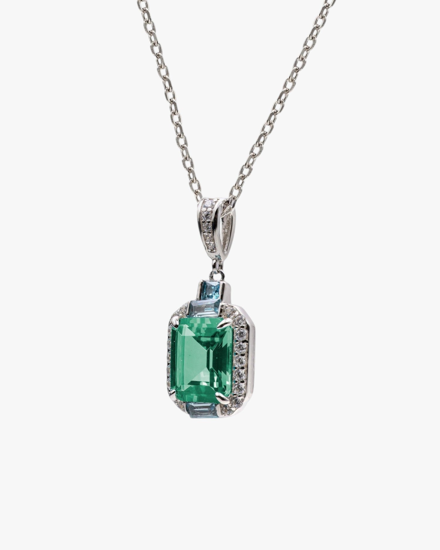 Colgante de plata con piedra verde y detalles azul claro
